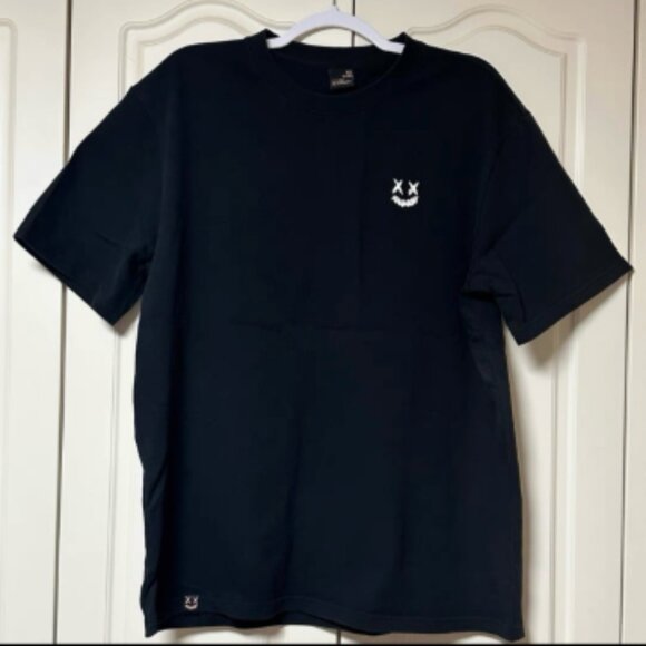 Black Crew Neck Short-Sleeve T-Shirt with Small White Graphic - Picture 1 of 1